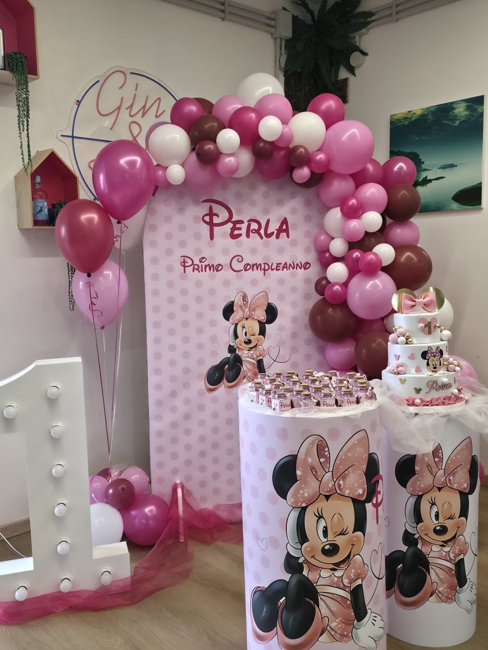 Allestimento per festa di primo compleanno a tema Minnie