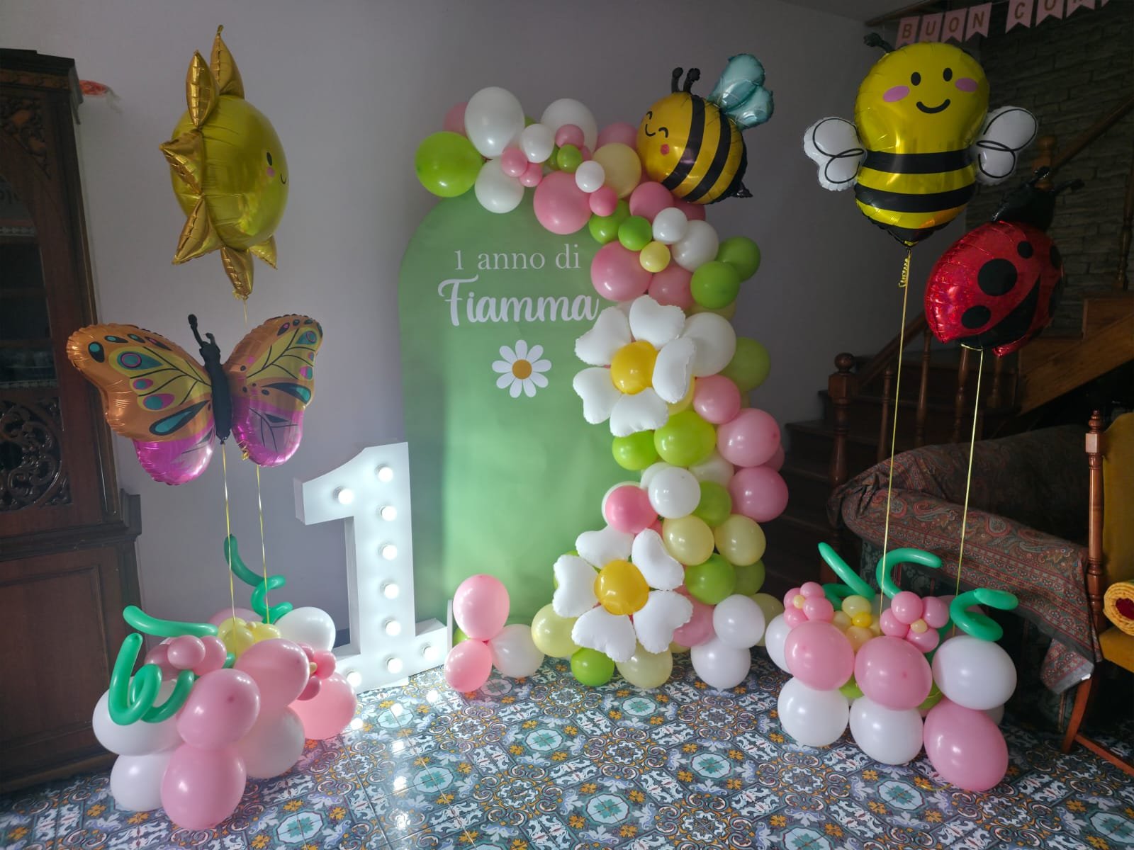 Allestimento per festa di primo compleanno a tema margherite